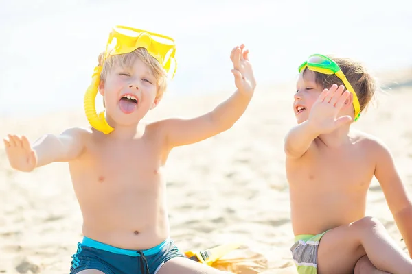 Twee Kleine Kinderen Die Plezier Hebben Het Strand Grappige Kinderen — Stockfoto