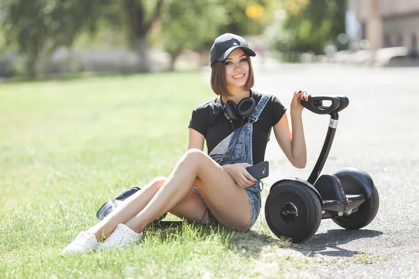 Młoda Atrakcyjna Kobieta Łyżwach Segway Ładna Kobieta Jedzie Gyroboard — Zdjęcie stockowe