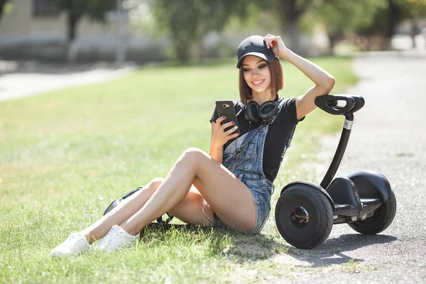 Genç çekici kadın Segway üzerinde paten. Güzel kadın bir jiroboard sürme.