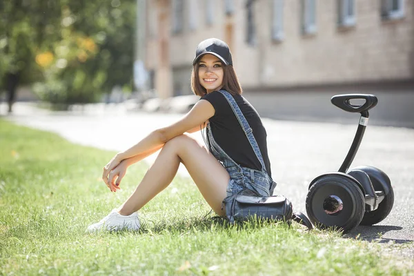 genç çekici kadın segway sürüş. Dışarıda kadın. Aktif gençlik. Kadın bir schooter binmek.