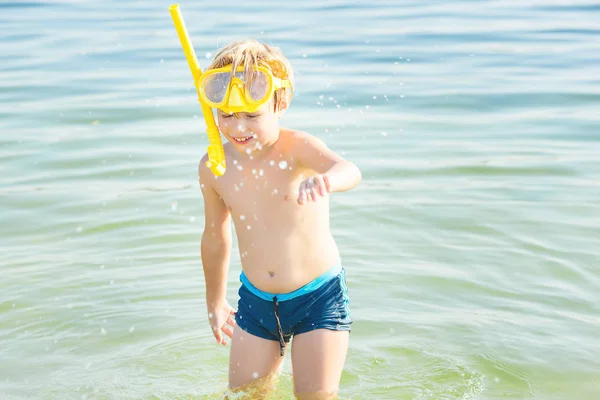 Мила Маленька Дитина Пляжі Гарненький Хлопчик Біля Водія Влітку Літні — стокове фото