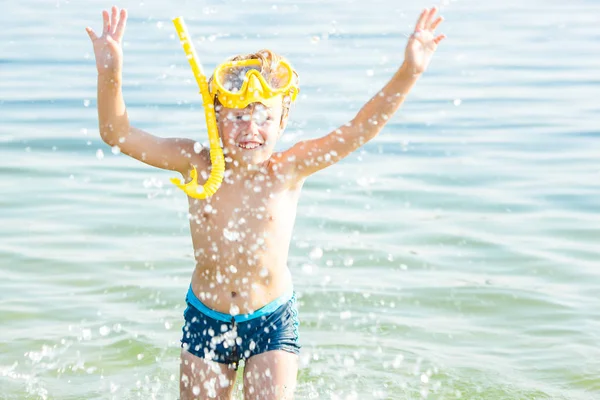 Мила Маленька Дитина Пляжі Гарненький Хлопчик Біля Водія Влітку Літні — стокове фото