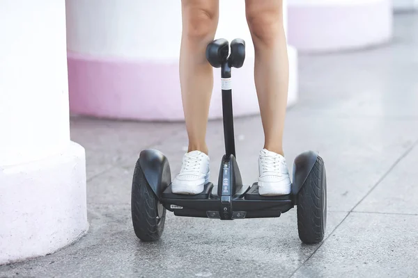 Joven Mujer Atractiva Patinando Segway Bastante Hembra Montando Giroboard — Foto de Stock