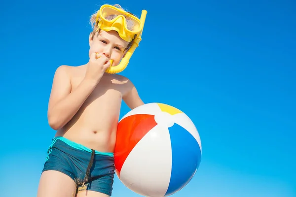 ビーチでかわいい子供 夏の間 気の入り屋の近くにかわいい少年 夏休み — ストック写真