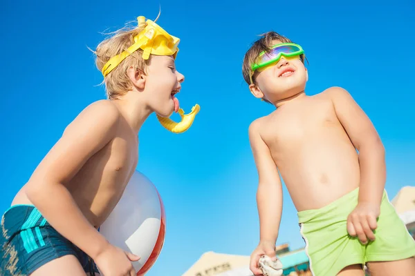 ビーチで楽しんでいる2人の小さな子供たち 海岸で遊ぶ面白い子供たち — ストック写真