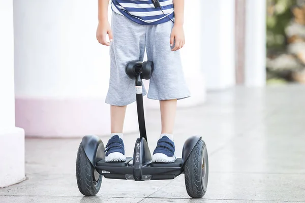 Lindo Niño Conduciendo Segway Patinaje Infantil Hyroboard Chico Conduciendo Hover — Foto de Stock