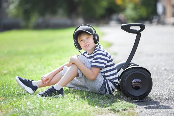 Rapazinho Giro Conduzir Segway Criança Patinando Hyroboard Menino Dirigindo Pairar — Fotografia de Stock