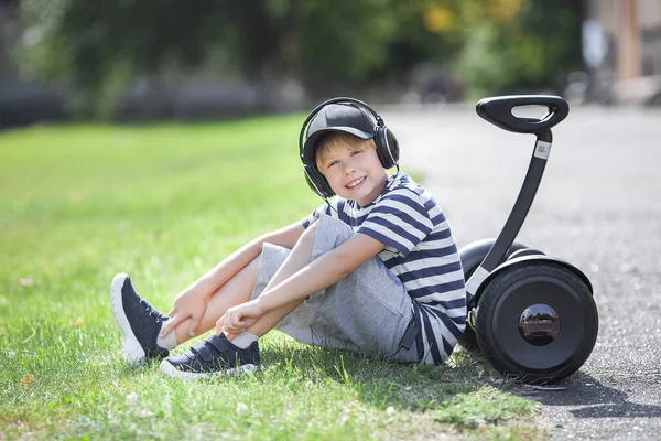Rapazinho Giro Conduzir Segway Criança Patinando Hyroboard Menino Dirigindo Pairar — Fotografia de Stock