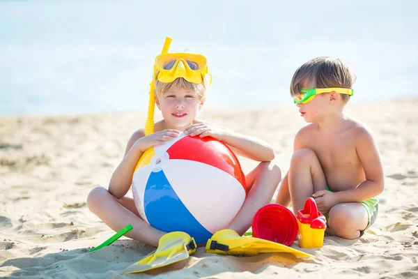 Twee Kleine Kinderen Die Plezier Hebben Het Strand Grappige Kinderen — Stockfoto