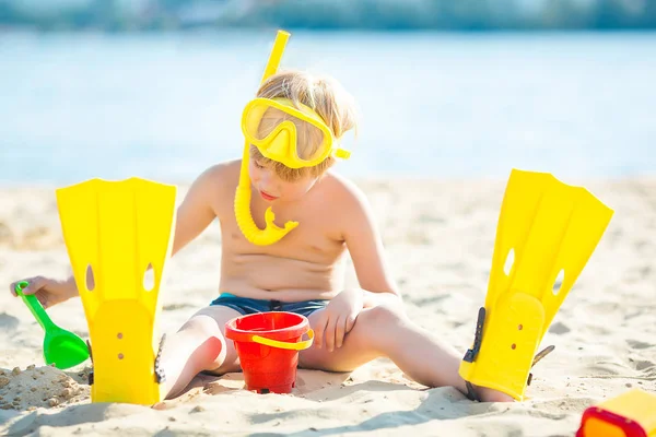 ビーチでかわいい子供 夏の間 気の入り屋の近くにかわいい少年 夏休み — ストック写真