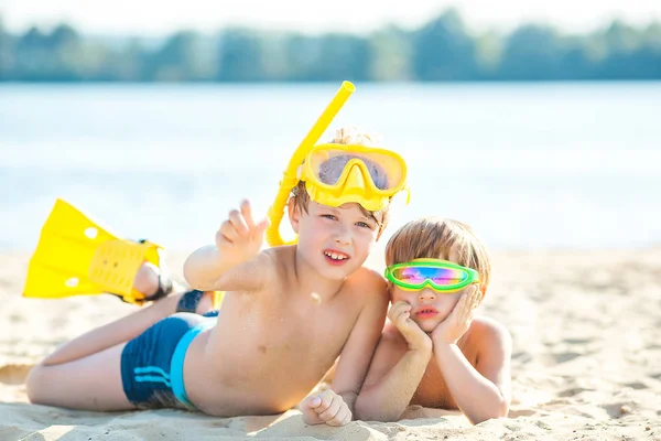ビーチで楽しんでいる2人の小さな子供たち 海岸で遊ぶ面白い子供たち — ストック写真