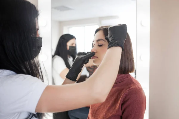 Woman Making Eyebrow Cosmetic Procedure Eyebrow Shaping Master Service Her — Stock Photo, Image