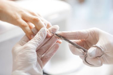 Yeni bir müşteriye hizmet etmek için evini temizleyen manikürcü. Enfeksiyonu önlemek için kuaför masası sterilize ediliyor.