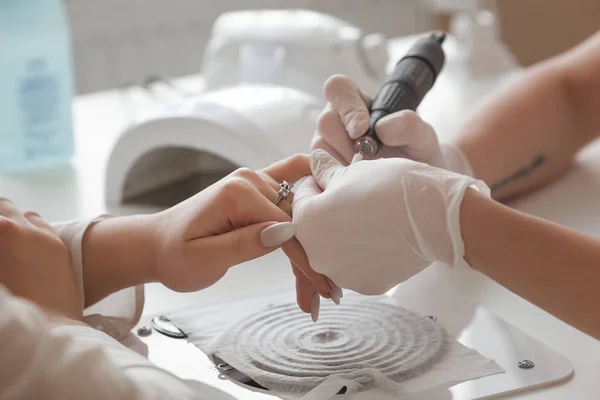 Manicurista Fare Una Manicure Nel Salone Padrone Che Serve Suo — Foto Stock