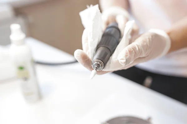 Manicura Limpiando Casa Para Atender Nuevo Cliente Mesa Salón Esterilizante — Foto de Stock