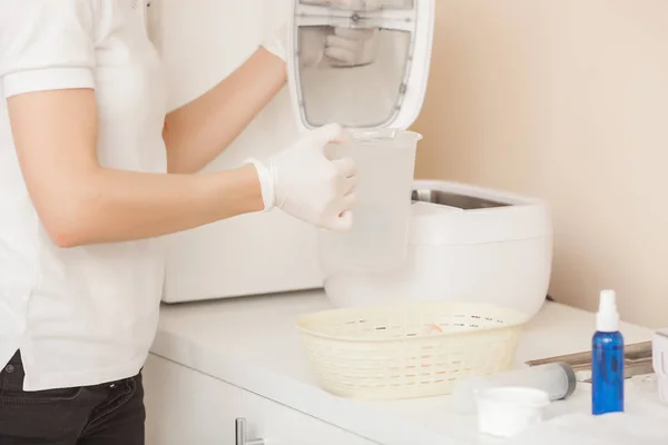 Manicurista Esteriliza Sus Herramientas Autoclave Horno Master Int Salon Preparando — Foto de Stock