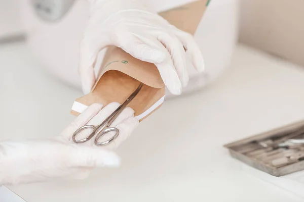 Manicurista Esteriliza Sus Herramientas Autoclave Horno Master Int Salon Preparando — Foto de Stock