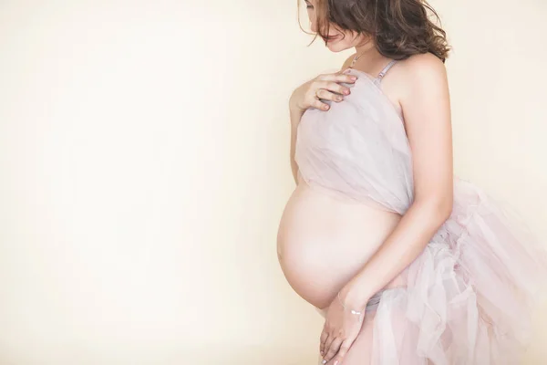 배경에 아름다운 임산부입니다 클로즈업 사진입니다 파스텔 배경에 미래의 어머니 초상화 — 스톡 사진
