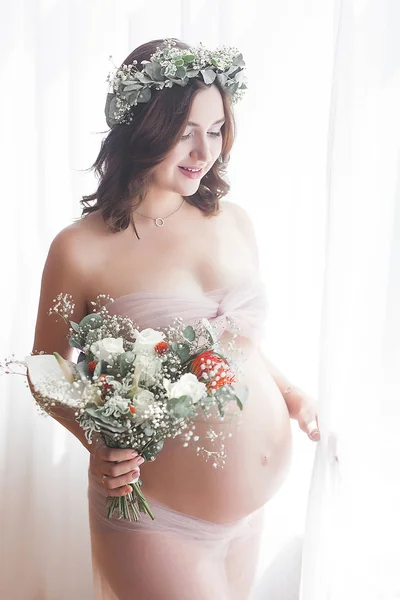Piękna Kobieta Ciąży Neutralnym Tle Spodziewany Zbliżenie Obrazu Przyszły Portret — Zdjęcie stockowe