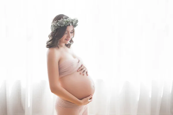 Mooie Zwangere Vrouw Neutrale Achtergrond Aanstaande Close Foto Toekomstige Moeder — Stockfoto