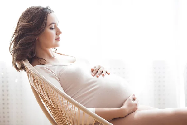 Mooie Zwangere Vrouw Neutrale Achtergrond Aanstaande Close Foto Toekomstige Moeder — Stockfoto