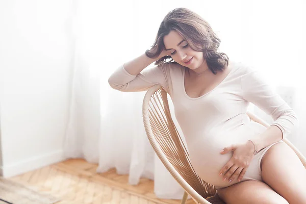 Mooie Zwangere Vrouw Neutrale Achtergrond Aanstaande Close Foto Toekomstige Moeder — Stockfoto