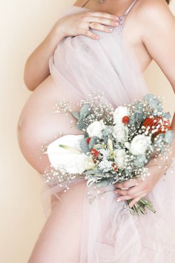 Pegnant kadının yakın çekim resmi. Tanınmaz bir beklenti. Göbek closeup.