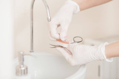 Manikürcü otoklav veya fırında onu araçları sterilize. Salonda usta dezenfeksiyon için onun aletleri hazırlanıyor.