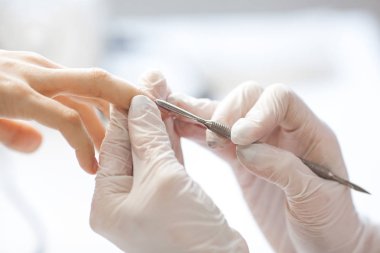 Yeni bir müşteriye hizmet etmek için evini temizleyen manikürcü. Enfeksiyonu önlemek için kuaför masası sterilize ediliyor.