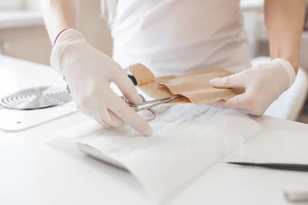 Manicura Limpiando Casa Para Atender Nuevo Cliente Mesa Salón Esterilizante — Foto de Stock