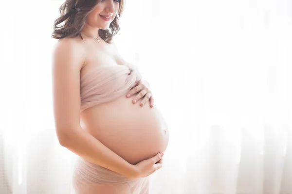 Krásná Těhotná Žena Neutrálním Pozadí Obrázek Zaostřená Budoucí Mateřský Portrét — Stock fotografie