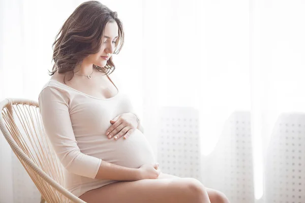 Mooie Zwangere Vrouw Neutrale Achtergrond Aanstaande Close Foto Toekomstige Moeder — Stockfoto