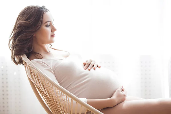 Piękna Kobieta Ciąży Neutralnym Tle Spodziewany Zbliżenie Obrazu Przyszły Portret — Zdjęcie stockowe