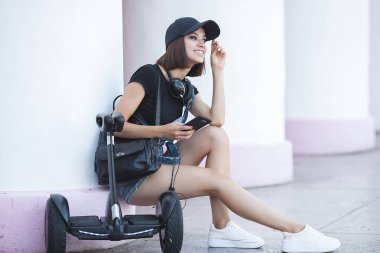Açık havada segway süren çekici genç bir kadın. Scooter 'da güzel bir kadın. Modern gençlik.