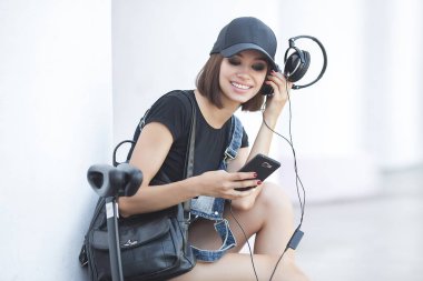 Açık havada segway süren çekici genç bir kadın. Scooter 'da güzel bir kadın. Modern gençlik.