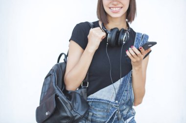 Açık havada segway süren çekici genç bir kadın. Scooter 'da güzel bir kadın. Modern gençlik.