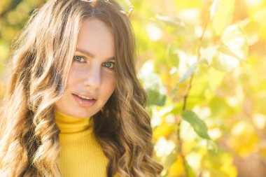 Sonbahar arka planda genç güzel kadının Closeup portre. Sonbahar zamanında şık çekici kadın. Kıvırcık saçlı sarışın kadın.