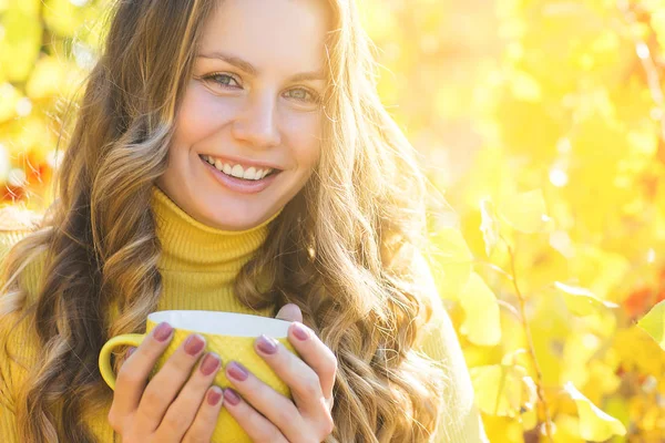 Primer Plano Retrato Joven Hermosa Mujer Fondo Otoño Elegante Mujer — Foto de Stock