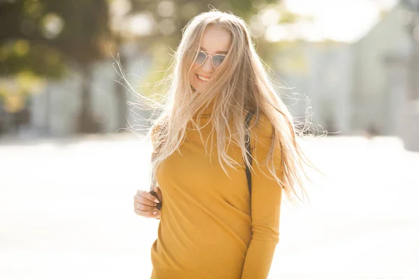 Çekici Genç Sarışın Kadın Portresi Sonbahar Güneşinin Arka Planında Açık — Stok fotoğraf
