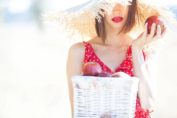 若い美しい女性の肖像画屋外でジューシーな夏や秋の背景に 秋の女性だレディースOn The性質身に着けている赤スタイリッシュなドレス — ストック写真