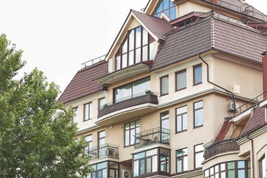 Şehirdeki binanın önünde. 