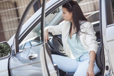 Fansy arabadaki güzel bayan.