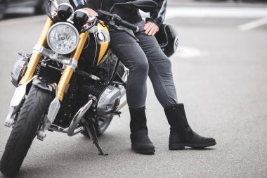 Motosiklet süren yaşlı şık bir adam. Acımasız erkek..