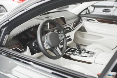 Arabanın kuaförü içeriden. Sürücü otomatik