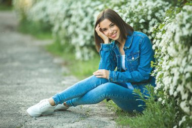 Yazın açık havada güzel bir bayan..