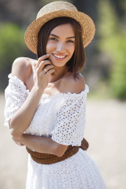 Güzel bir kadın portresi. Güzel bayan dışarıda.