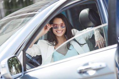 Fansy arabadaki güzel bayan.