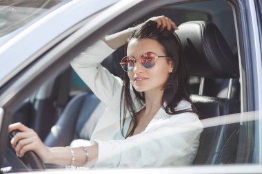 Fansy arabadaki güzel bayan.