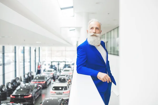 Stary Stylowy Człowiek Centrum Sprzedaży Samochodów Dojrzały Mężczyzna Wybierając Nowy — Zdjęcie stockowe