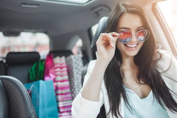 Alışveriş Torbalarıyla Arabadaki Çekici Genç Kadın — Stok fotoğraf